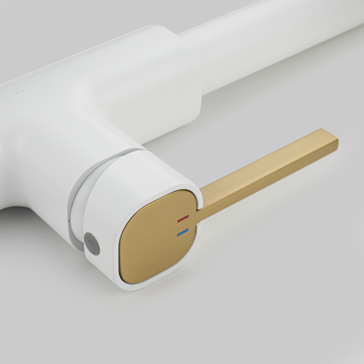 Смеситель кухонный МАГНУС 8238 Белый вытяжной излив, латунь